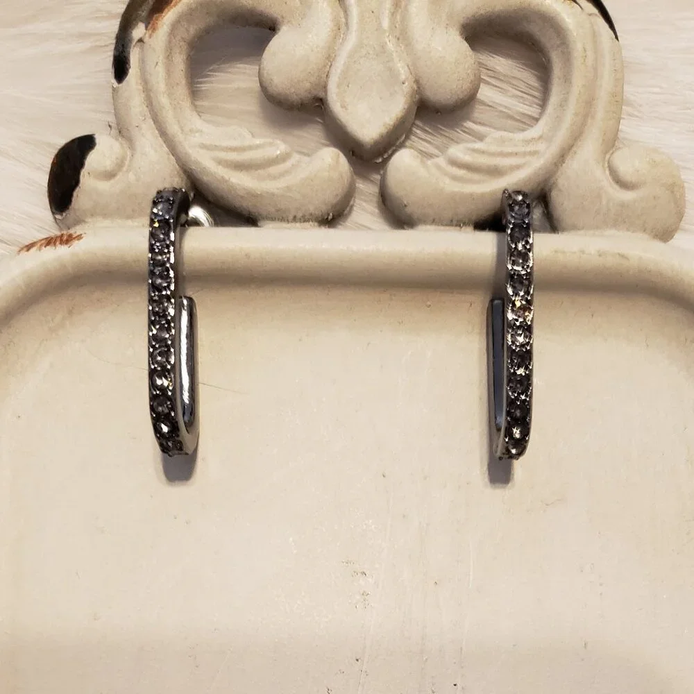 NWT Vera Wang Gunmetal Earrings - Picture 4 of 4
